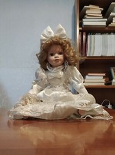 Bambola di porcellana in abito