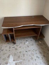 Scrivania con ripiano