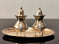 Saliera e pepiera a 3 piedi in