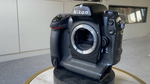 Nikon d2xs dslr camera body - nikon,