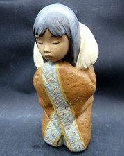 STATUINA " LLADRO " IN PORCELLANA GRES - ESCHIMESE - RAGAZZA IN GINOCCHIO
