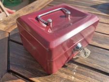 Cassetta portavalori con chiavi. 7x14,5x12 cm