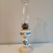 Antico Lume in vetro opalina con decori fiori campanule. Lampada  petrolio.