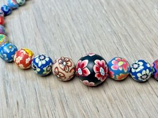 Collana di perle floreali colorate