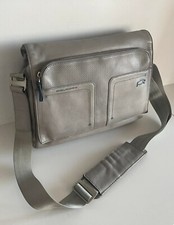Elegante capiente borsa messenger  tracolla  pelle di vitello grigia  Piquadro