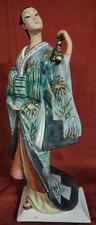 Statua in porcellana policroma, dipinta a mano, che rappresenta una geisha