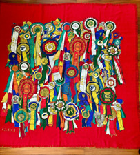 Sciarpa GUCCI foulard rossa di lana. Motivi a coccarde equestri. 136 x136 cm.