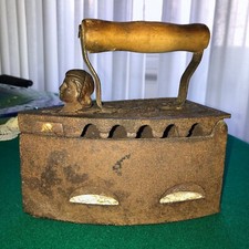 VECCHIO FERRO da Stiro in FERRO Con Manico in di Legno VINTAGE Antico D'Epoca