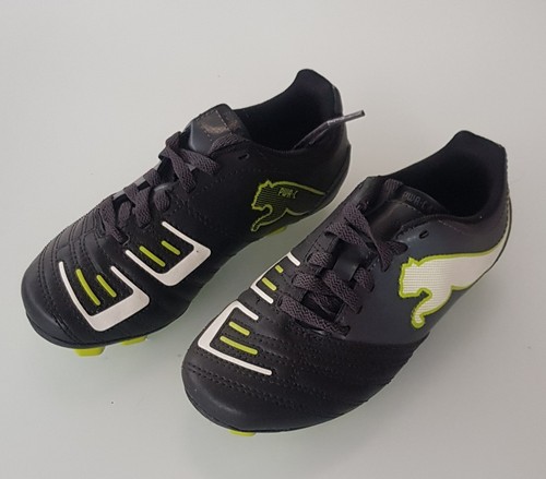 Paio scarpe da calcio - un,