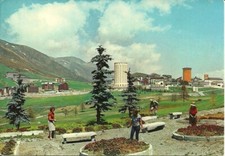 Sestriere (TO) Panorama Estivo, Manutenzione Aiuole, Giardinieri al Lavoro