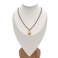 Collana rosario con cristalli neri, catena color oro, ciondolo sole.