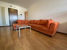 Divano spazioso in buone condizioni ad Angolo