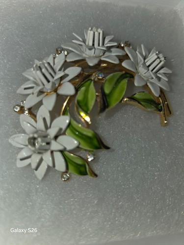 Crown trifari vintage white - vintage,