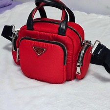 Borsa a tracolla Prada Tessuto Bauletto Manico Superiore Nylon Rossa | Prezzo al pubblico consigliato $1850 | Nuova con etichette