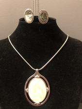 WHITING & DAVIS, BELLA COLLANA ARGENTATA CON MEDAGLIONE CENTRALE IN  MADREPERLA