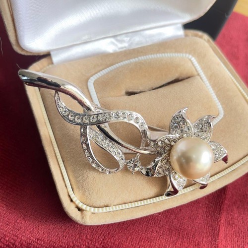 Spilla vintage con fiori - , di