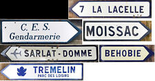 Vecchio cartello stradale francese scuola stazione di polizia aeroporto parco divertimenti