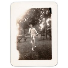 Andare in bicicletta a Ginevra sul lago - Foto anni '40 - Ohio Woman - Old Americana