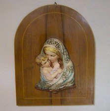 Madonna con bambino in ceramica su supporto in legno vintage