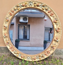 uno specchio rotondo con