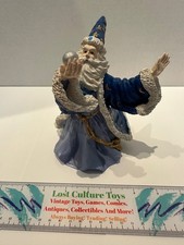 Statua vintage anni 90 mago Merlino con palla di cristallo in abiti blu barba bianca