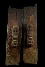 Massiccia porta tribale intagliata della capanna tradizionale - Timor Ovest - Indonesia