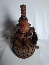 Portabottiglie A Forma Di Torchio In Legno, Decorazioni In Metallo.