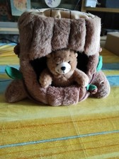Simpatico peluche in tronco d'albero