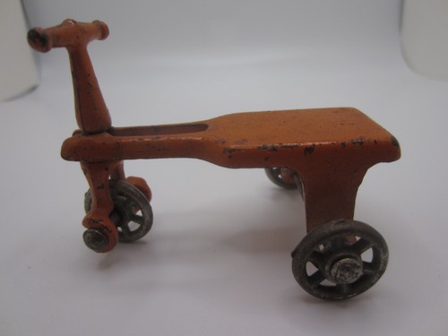 Triciclo arancione vintage