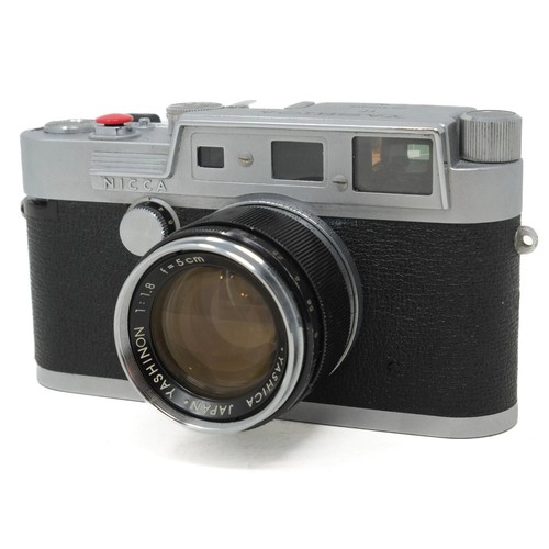 Macchina fotografica - , a
