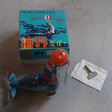 Foca che gioca con la palla a