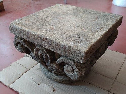 Vecchio capitello grande in - ,