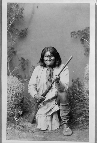 Geronimo 1904 vintage seated - vintage,