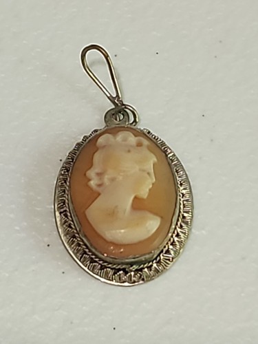 Collana con ciondolo cammeo