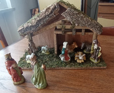 Presepe: Capanna artigianale in legno più 9 statuine in ceramica Vintage