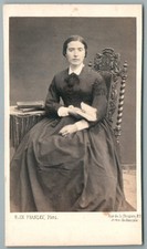 CDV 1867 Femme au livre avec joli flou. Nommée au dos. Photo Le Francay à Paris