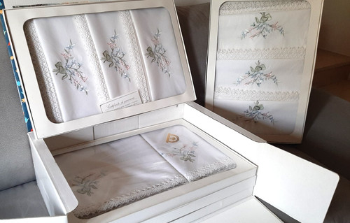 Elegante corredo ricamato - , 23