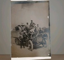 ITALIA Foto formato cartolina primi 900 Autocarro con sopra Trattore e 9 Operai 