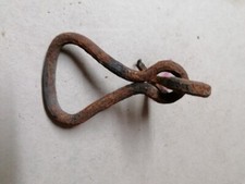 ANELLO CON STAFFA E STILETTO