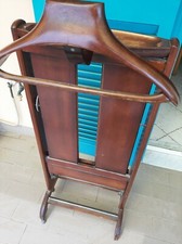 servomuto in legno con piegacalzoni e gruccia sempre in legno, ha segni di usura