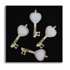 27836 Bomboniere Calamita Chiave Portafortuna in Legno Bianco Conchiglia Capasan