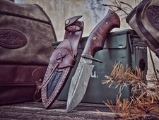 Coltello da caccia Bowie acciaio damascato fatto a mano personalizzato manico legno rosa con fodero