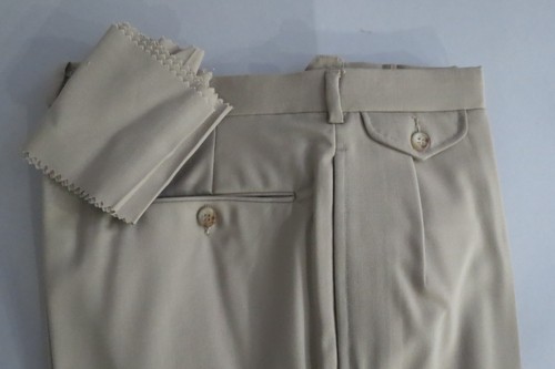 Pantaloni eleganti nuovi senza