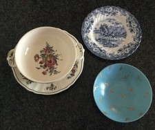 LOTTO 3 PIATTINI IN CERAMICA E RECIPIENTE