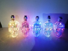 BOTTIGLIA A FORMA DI TESCHIO CON LUCI LED DI VARI COLORI 