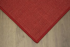 Tappeto in sisal bordato rosso