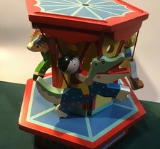 Giostra in legno che funge da