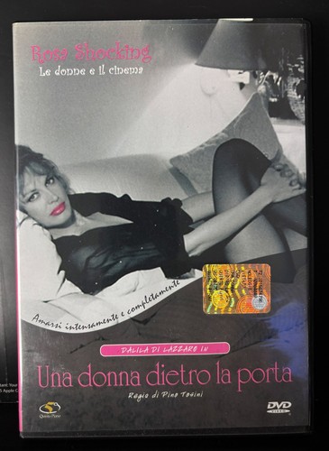 Una donna dietro porta - donna,