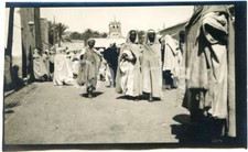 1920 ca BISKRA (ALGERIA) COSTUMI - Scena fuori da una moschea - Foto 14x9 cm