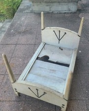 Letto per bambole primitivo in